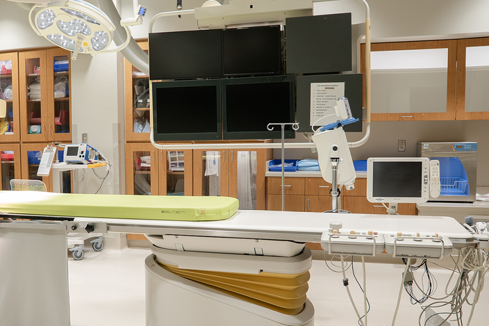 medical-equipement-in-a-room-with-screens